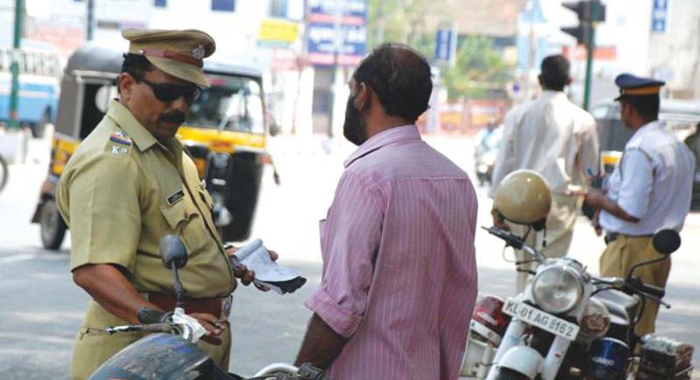 police-fined-car-driver-for-not-wearing-helmet