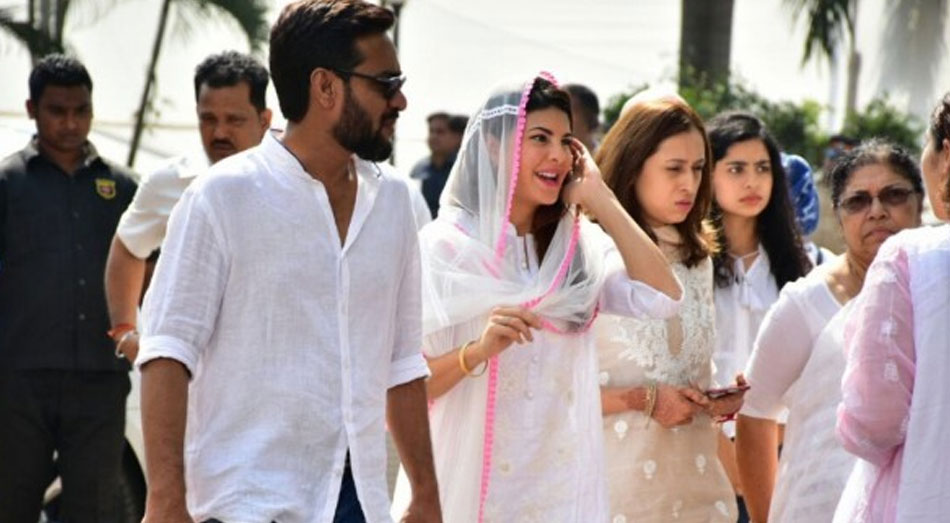 jacqueline-fernandez-laughing-at-sridevi-funeral