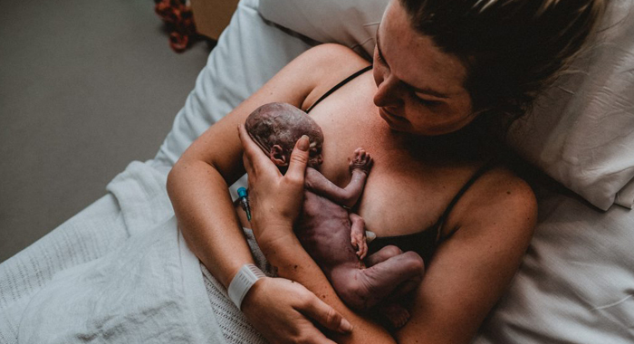 powerful-photos-capture-mother-giving-birth-to-a-stillborn-child