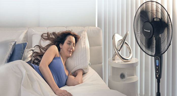 sleeping-under-ceiling-fan-is-dangerous