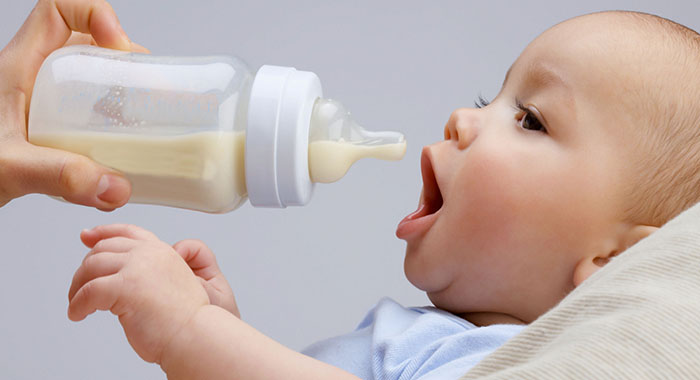 baby-milk-feeding-threw-plastic-bottle-causes