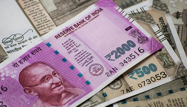 indian-currency-breaches-72-mark-against-us-dollar