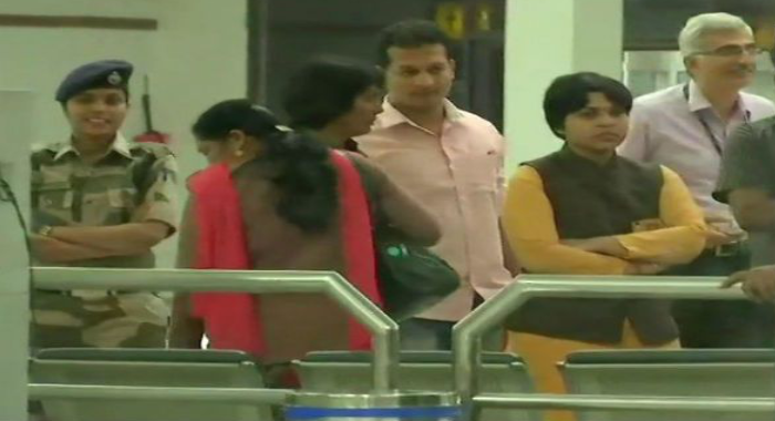 trupti-desai-in-nedumbassery-airport