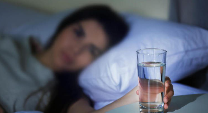 drinking-water-before-bed-is-healthy