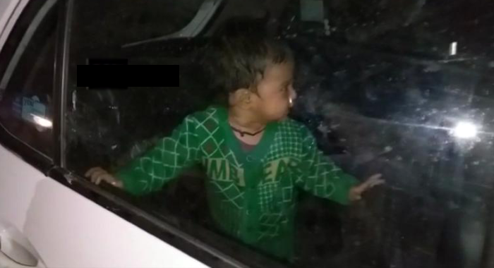 parents-leave-toddler-locked-inside-car-locals-break-window-to-rescue-her