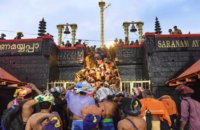 shocking-pics-woman-repeatedly-molested-by-men-during-ganesh-visarjan-procession-but-no-one-intervenes-in-a-crowd-of-thousands