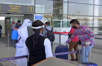 modis-duplicate-lands-at-mumbai-airport-gets-rousing-welcome